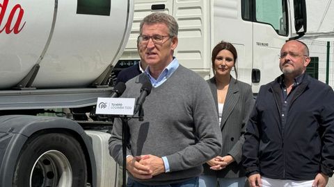 El lder del PP, Alberto Nez Feijoo, el sbado en Tortosa (Tarragona) durante su visita a la aceitera FFaiges.