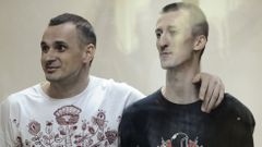 El director ucraniano Oleg Sentsov, a la izquierda, y el activista Alexander Kolchenko durante el juicio.