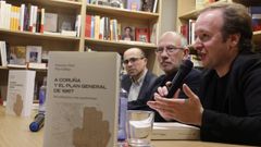 En primer t�rmino, el concejal de Urbanismo, Francisco Din�s D�az Gallego, ayer en la librer�a Hoboken, donde present� su libro sobre el planeamiento urban�stico coru��s de 1967 