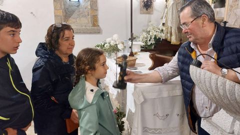 �Por m�dico es divino, con prodigiosas se�ales, l�branos de pestes y males, Roque santo peregrino� son las palabras con las que Pacucho (a la derecha de la imagen) pon�a este mi�rcoles el santo a fieles y romeros