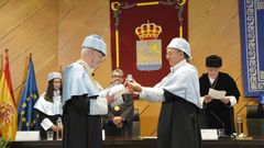 El profesor Xos� Manuel Cid entrega el anillo a Ant�nio N�voa.