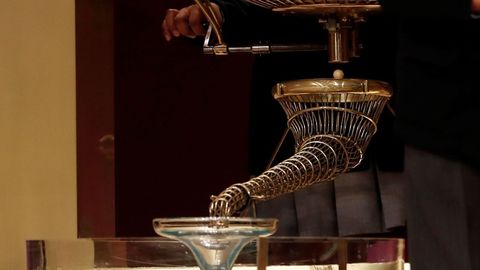 Detalle de la trompeta por donde caen las bolas a la copa para que sean recogidas por los ni�os durante el Sorteo Extraordinario de la Loter�a de Navidad