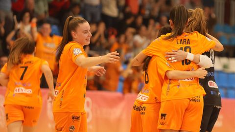 Cris Blanco, Sandra, Lara y Ana Eliza celebran el tanto de Laura Barranco, al fondo, ante el Mstoles