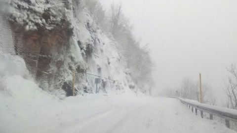 Nieve en la vertiente asturiana del Puerto de San Isidro. ARCHIVO