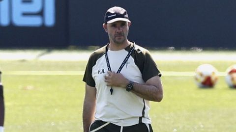 O adestrador do Celta Fortuna, Fredi �lvarez, no adestramento deste xoves.