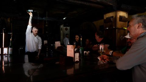 Un camarero sirve sidra en un bar durante el apagón, a 28 de abril de 2025, en Gijón