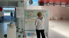 Los vecinos que acuden a vacunarse a Expocoru�a dejan mensajes de apoyo y agradecimiento al personal sanitario con post-it en un panel situado en la sala de espera