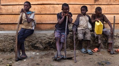 Varios nios descansando tras un duro da de trabajo en Congo.