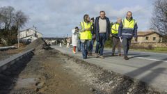 Visita de la conselleira de Infraestruturas a las obras de la senda, hace unos meses