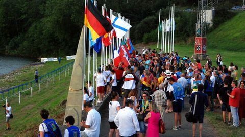 Izado de banderas de los países participantes en el 82 Descenso Internacional del Sella