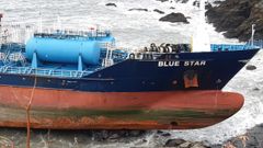 El temporal deja la proa�del Blue Star�al descubierto