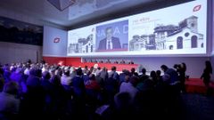 El presidente de Duro Felguera, Acacio Rodr�guez (c), durante la reuni�n de la junta de accionistas celebrada hoy en Oviedo, para ratificar el acuerdo suscrito con la banca para su refinanciaci�n, que incluye una ampliaci�n de capital de 125 millones de euros