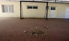 Los residuos y las hierbas todav�a salpicaban ayer la pista deportiva del colegio cambad�s.