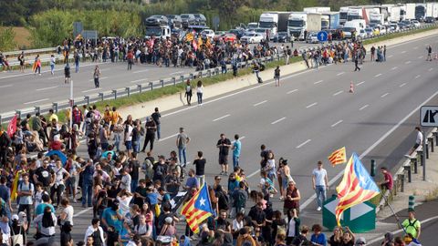 Centenares de manifestantes cortan la autopista AP-7 en Gerona en protesta por la sentencia del procs en la que se condena a los lderes independentistas a penas de entre 9 y 13 aos por un delito de sedicin