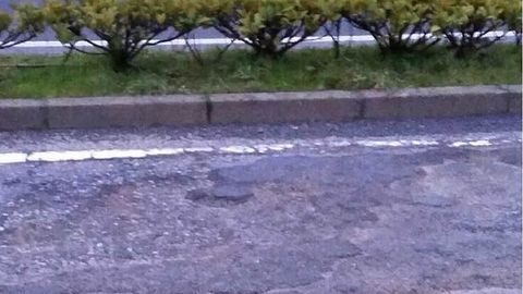 Fotos de los baches de la v�a de servicio de Meixonfr�o