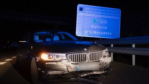 El coche qued siniestro en la A-6 en sentido contrario.