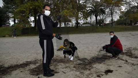 Amicos y Vegalsa impulsan una limpieza de playa para acabar con la basuraleza en Barraa