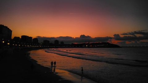 Atardecer en Gij�n el 21 de agosto de 2019. Indiscutiblemente debe de haber part�culas o aerosoles en la capa baja de la troposfera