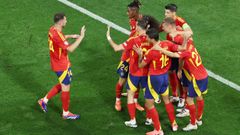 Los jugadores espa�oles celebran el tanto de Dani Olmo.