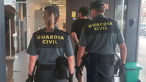 La Guardia Civil trasladando al arrestado