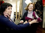 La mujer se acerc� a la tienda Yess para recoger su premio.