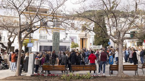 Concentracin espontnea de vecinos en Benalmdena tras el asesinato de un mujer delante de sus hijos