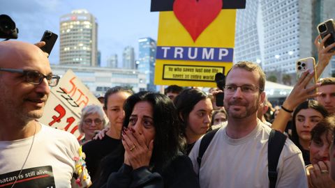 Familiares de rehenes israeles celebran el acuerdo.