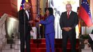 Delcy Rodr�guez, con el documento de la ley en las manos, sonr�e al presidente de la Asamblea, su hermano Jorge Rodr�guez, en presencia del ministro del Interior, Diosdado Cabello