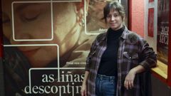 A cineasta Anxos Faz�ns ante o cartel da pel�cula.