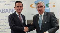Gabriel Gonz�lez, de Abanca, y Juan Manuel Vieites, de la CEG