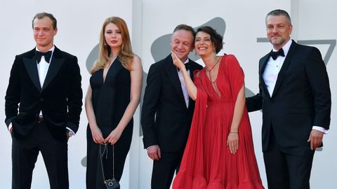 Los actores rusos Yuriy Borisov, Anastasiya Ukolova y Timofey Tribuntsev y los realizadores Natasha Merkulova y Aleksey Chupov, a su llegada para el estreno de Capit�n Volkonogov�.