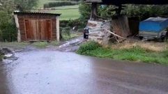 Un perro es arrastrado por un todoterreno en Tineo