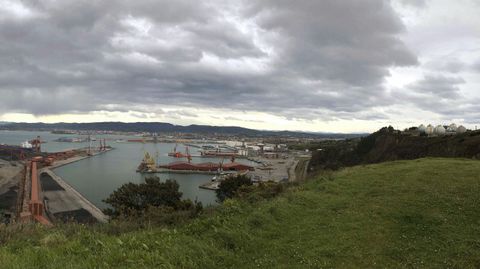 Panormica tomada desde la Campa de Torres del puerto de El Musel de Gijn