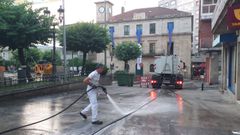 Los tcnicos de la Concellera de Benestar Comunitario e Servizos Pblicos do Carballio en las tareas de limpieza tras la Festa do Pulpo.