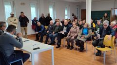 Alcaldes de Sarreaus y Trasmiras, en la reunin en la que informaron a los vecinos sobre novedades sobre el cuartel de la Guardia Civil.