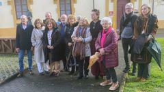 La viceconsejera de Derechos Ciudadanos, Beatriz Gonz�lez Prieto, la directora general de Memoria Democr�tica, Bego�a Collado, y el alcalde de Pilo�a, Iv�n Allende, en Infiesto, junto al resto de participantes en el acto de esta ma�ana.