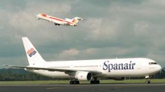 Imagen de archivo de aviones despegando en 1999 de la antigua terminal de Lavacolla.