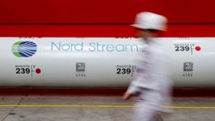 El logotipo del gasoducto Nord Stream 2, en una   planta de laminaci�n de tuber�as de Chelyabinsk, en Chelyabinsk, Rusia