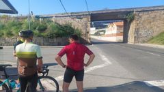 Los compa�eros de los ciclistas heridos, en el lugar del accidente