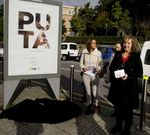 Las concejalas Carme Fouces y Mar�a Biempica, en la presentaci�n de  los carteles el pasado d�a 18. 