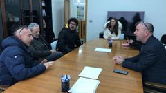 Reuni�n de expertos italianos con el patr�n mayor de Burela, en el p�sito mari�ano