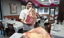 Alberto Canda muestra los chuleteros que dan piezas de hasta tres kilos y ser�n servidos en d�as. 
