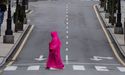  Una mujer camina por la avenida de Pumar�n de Oviedo durante el trig�simo sexto d�a de confinamiento del primer estado de alarma
