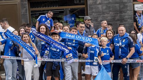 As fue el emocionante recibimiento al autobs del Real Oviedo antes del choque ante el Almera