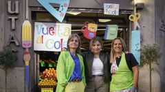 Ana, Mar�a Luisa y Esther, frente al escaparate de la fruter�a Olivia de la avenida de la Habana