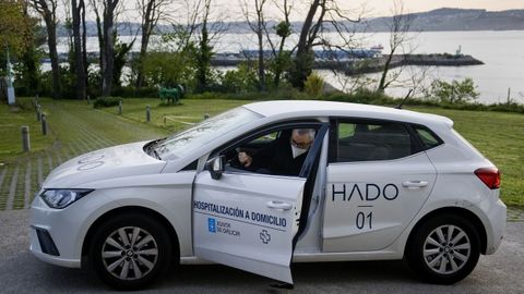 El doctor Silva, uno de los más veteranos del servicio, en uno de los coches que utilizan para desplazarse los equipos HADO de A Coruña