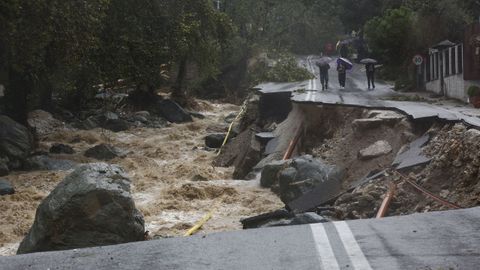 Estragos en una carretera de Volos tras el paso de la tormenta Daniel