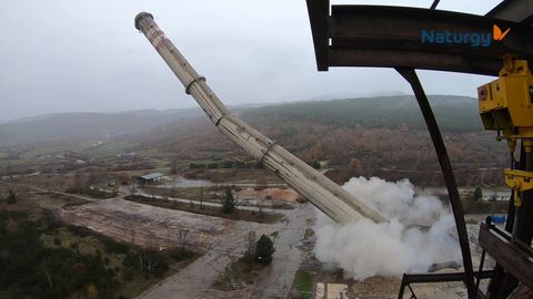 La espectacular voladura de la chimenea de la central t�rmica de Anllares