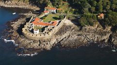 CASTILLO DEL PRNCIPE. Nos remontamos al siglo XVIII, durante el reinado de los Borbones. La construccin comenz en 1740, simultneamente con el Castelo do Cardeal, en la orilla opuesta de la ra. Se denomin Castillo del Prncipe en honor al hijo de Carlos III de Espaa, el futuro rey Carlos IV. A finales del siglo XIX, el castillo dej de ser propiedad estatal tras una subasta pblica, explica Sotheby?s.
