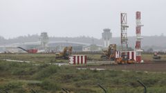 Obras de la pista en el aeropuerto de Santiago, este lunes
